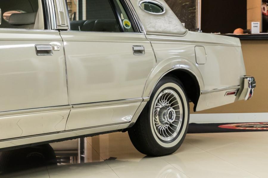 Детали экстерьера Lincoln Continental Mark VI Sedan 1980 года  (фото 28 из 111)